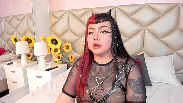 Snapshot of Raven__moon chatting on 11-18-25, 03:43 Raven moon online show from 11-18-25, 03:43