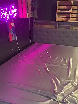 Shy-Ivy online show from 12-18-25, 09:51