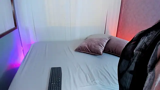 luna velvett  online show from 12-18-25, 11:25