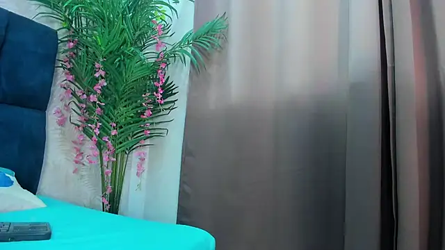 Snapshot of Holly_Sly chatting on 11-21-25, 08:08 Holly Sly online show from 11-21-25, 08:08