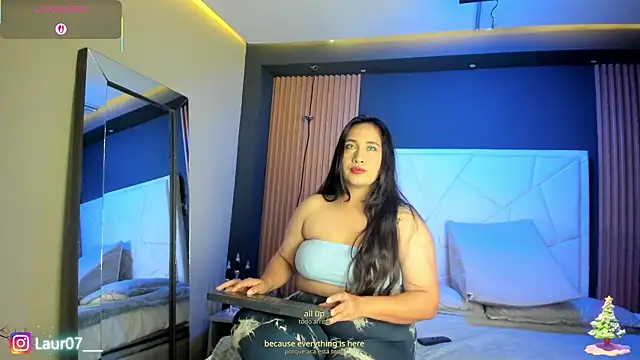 Snapshot of Lauroberts7 chatting on 12-17-25, 03:44 Lauroberts7 online show from 12-17-25, 03:44