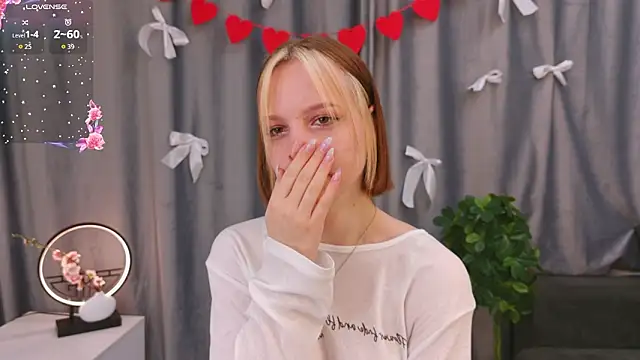 Snapshot of UmbraVelour chatting on 02-15-26, 01:21 UmbraVelour online show from 02-15-26, 01:21