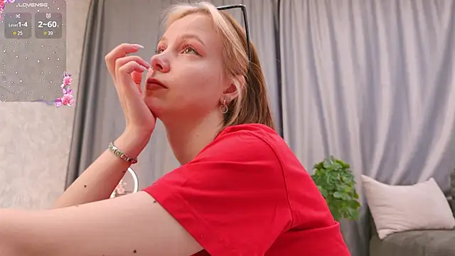 Snapshot of UmbraVelour chatting on 02-10-26, 01:10 UmbraVelour online show from 02-10-26, 01:10