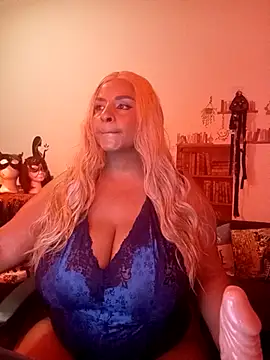 Snapshot of LaReineCleo chatting on 01-13-26, 09:35 LaReineCleo online show from 01-13-26, 09:35