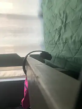 lightskiin thug online show from 11-18-25, 03:04