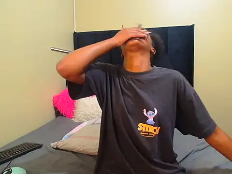 LisaBluexxx1 online show from 04-06-26, 09:38