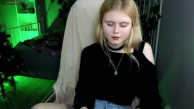 AnoraAmore online show from 12-14-25, 09:09