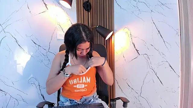 Snapshot of nina_belle_ chatting on 11-19-25, 01:44 nina belle online show from 11-19-25, 01:44