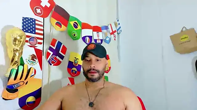 Snapshot of musclehetero chatting on 06-26-26, 06:25 musclehetero online show from 06-26-26, 06:25