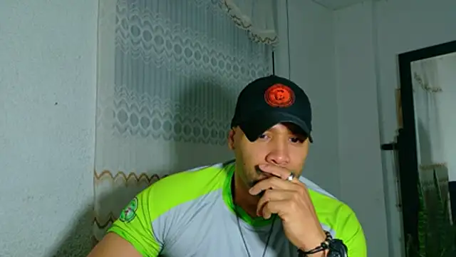 Snapshot of musclehetero chatting on 07-06-26, 11:39 musclehetero online show from 07-06-26, 11:39