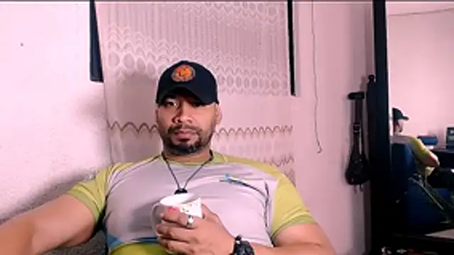 Snapshot of musclehetero chatting on 07-13-26, 04:39 musclehetero online show from 07-13-26, 04:39