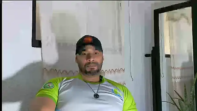 Snapshot of musclehetero chatting on 07-17-26, 02:14 musclehetero online show from 07-17-26, 02:14