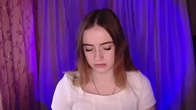 Snapshot of Illa_May chatting on 12-19-25, 08:27 Illa May online show from 12-19-25, 08:27