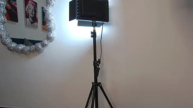 Noah Greenhart online show from 12-21-25, 02:08