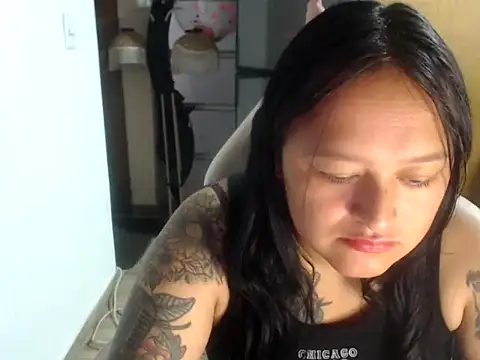 Snapshot of Alana_bigasss chatting on 11-21-25, 01:43 Alana bigasss online show from 11-21-25, 01:43