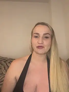 Snapshot of BootyQueenApril chatting on 11-28-25, 09:15 BootyQueenApril online show from 11-28-25, 09:15