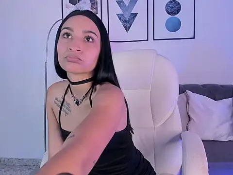 Snapshot of Emmarouss28 chatting on 11-25-25, 01:22 Emmarouss28 online show from 11-25-25, 01:22