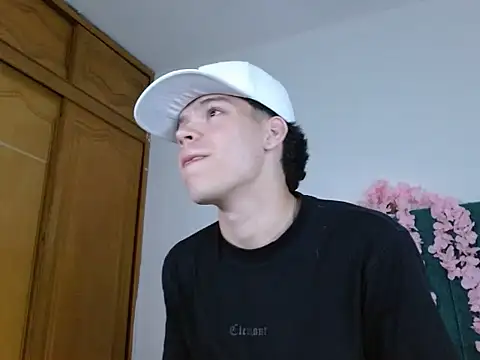 Snapshot of Lincon_Ale chatting on 11-20-25, 06:30 Lincon Ale online show from 11-20-25, 06:30