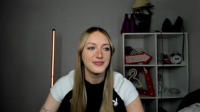 EvelynBlond online show from 05-13-26, 12:45