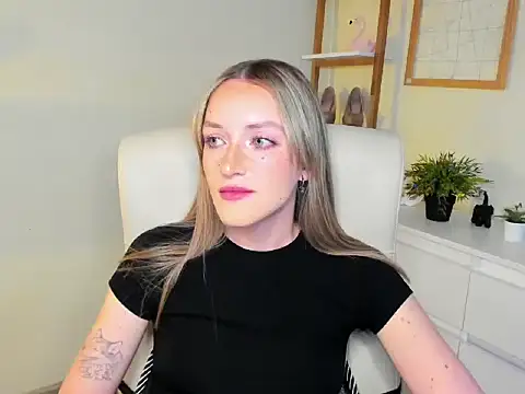 Snapshot of EvelynBlond chatting on 11-21-25, 01:43 EvelynBlond online show from 11-21-25, 01:43