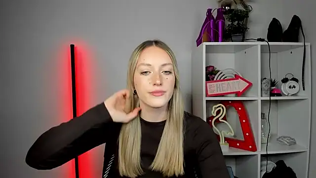 EvelynBlond online show from 05-19-26, 12:45
