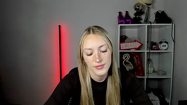 EvelynBlond online show from 06-24-26, 12:37