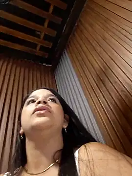 Snapshot of Layla-daring chatting on 06-09-26, 05:58 Layla-daring online show from 06-09-26, 05:58