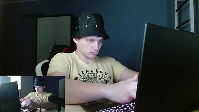 Snapshot of Poliglotjoe1 chatting on 02-11-26, 02:22 Poliglotjoe1 online show from 02-11-26, 02:22