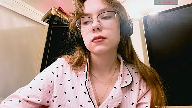 Snapshot of LouettaTornese chatting on 11-24-25, 01:00 LouettaTornese online show from 11-24-25, 01:00