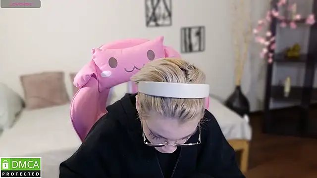 Megan Lora online show from 11-27-25, 01:17