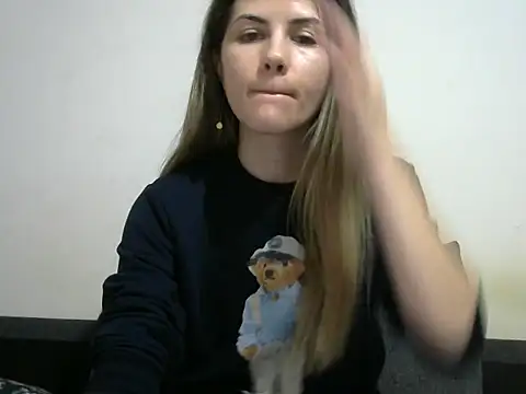 Snapshot of Erii18 chatting on 11-30-25, 12:17 Erii18 online show from 11-30-25, 12:17