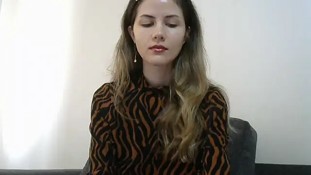 Snapshot of Erii18 chatting on 12-18-25, 12:42 Erii18 online show from 12-18-25, 12:42