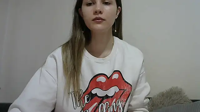 Snapshot of Erii18 chatting on 12-16-25, 12:31 Erii18 online show from 12-16-25, 12:31