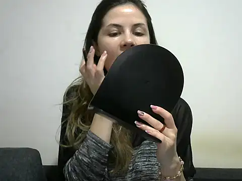 Snapshot of Erii18 chatting on 11-28-25, 11:21 Erii18 online show from 11-28-25, 11:21