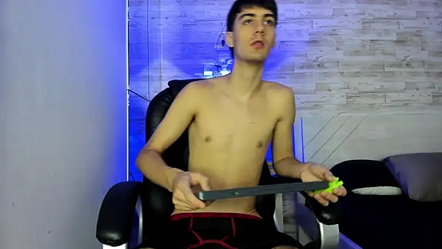 Snapshot of Emir_Ozan_ chatting on 11-30-25, 11:00 Emir Ozan online show from 11-30-25, 11:00