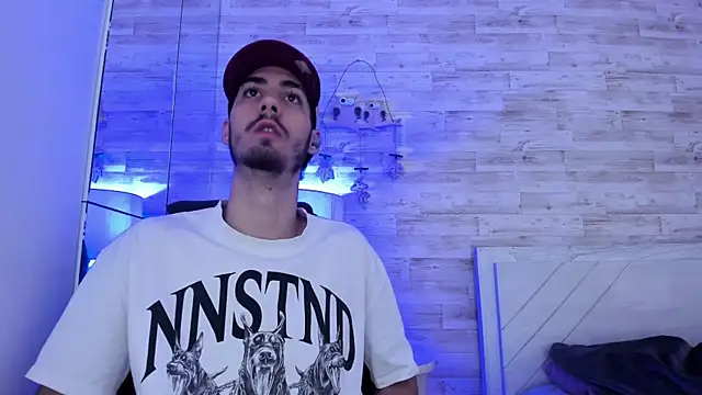 Snapshot of Emir_Ozan_ chatting on 01-07-26, 11:37 Emir Ozan online show from 01-07-26, 11:37