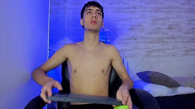 Snapshot of Emir_Ozan_ chatting on 12-01-25, 11:11 Emir Ozan online show from 12-01-25, 11:11