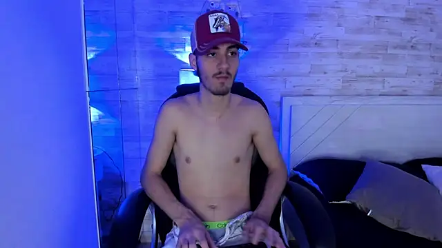 Snapshot of Emir_Ozan_ chatting on 12-21-25, 11:34 Emir Ozan online show from 12-21-25, 11:34