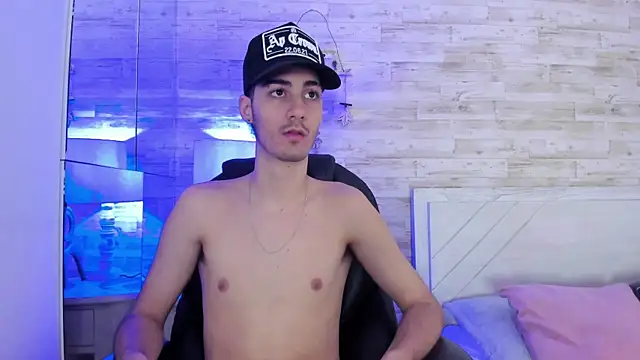 Snapshot of Emir_Ozan_ chatting on 01-13-26, 11:47 Emir Ozan online show from 01-13-26, 11:47