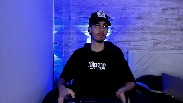 Snapshot of Emir_Ozan_ chatting on 12-20-25, 11:24 Emir Ozan online show from 12-20-25, 11:24