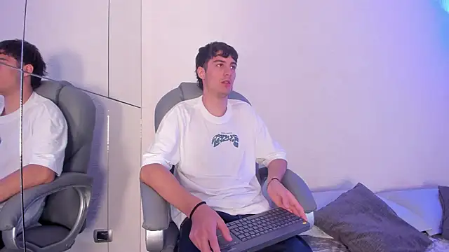 Snapshot of Emir_Ozan_ chatting on 11-21-25, 11:31 Emir Ozan online show from 11-21-25, 11:31