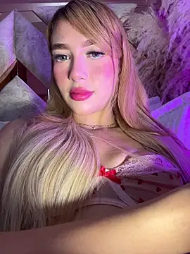 Snapshot of valeryfox__ chatting on 12-18-25, 10:35 valeryfox online show from 12-18-25, 10:35