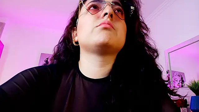 Roxxie saenz   online show from 11-25-25, 11:21