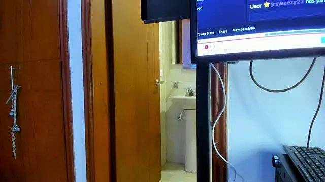 Snapshot of Bad_queen22 chatting on 12-05-25, 04:11 Bad queen22 online show from 12-05-25, 04:11