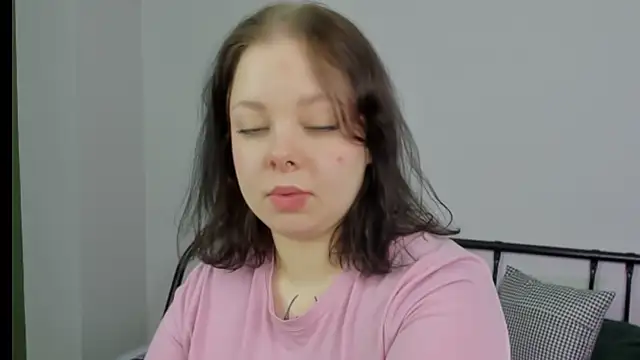 Snapshot of Vlada_vv chatting on 05-19-26, 05:25 Vlada vv online show from 05-19-26, 05:25