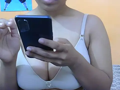 Snapshot of Honey_Baby1 chatting on 03-19-26, 05:40 Honey Baby1 online show from 03-19-26, 05:40