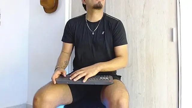 Snapshot of Henry_villa23 chatting on 03-02-26, 04:24 Henry villa23 online show from 03-02-26, 04:24