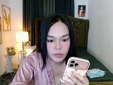 hollyyumiloove online show from 05-08-26, 10:19