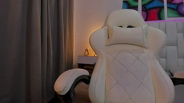 mask red girl online show from 04-17-26, 01:03