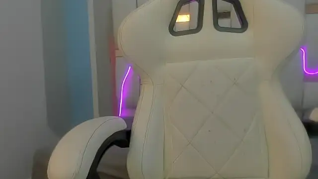 mask red girl online show from 02-04-26, 07:53